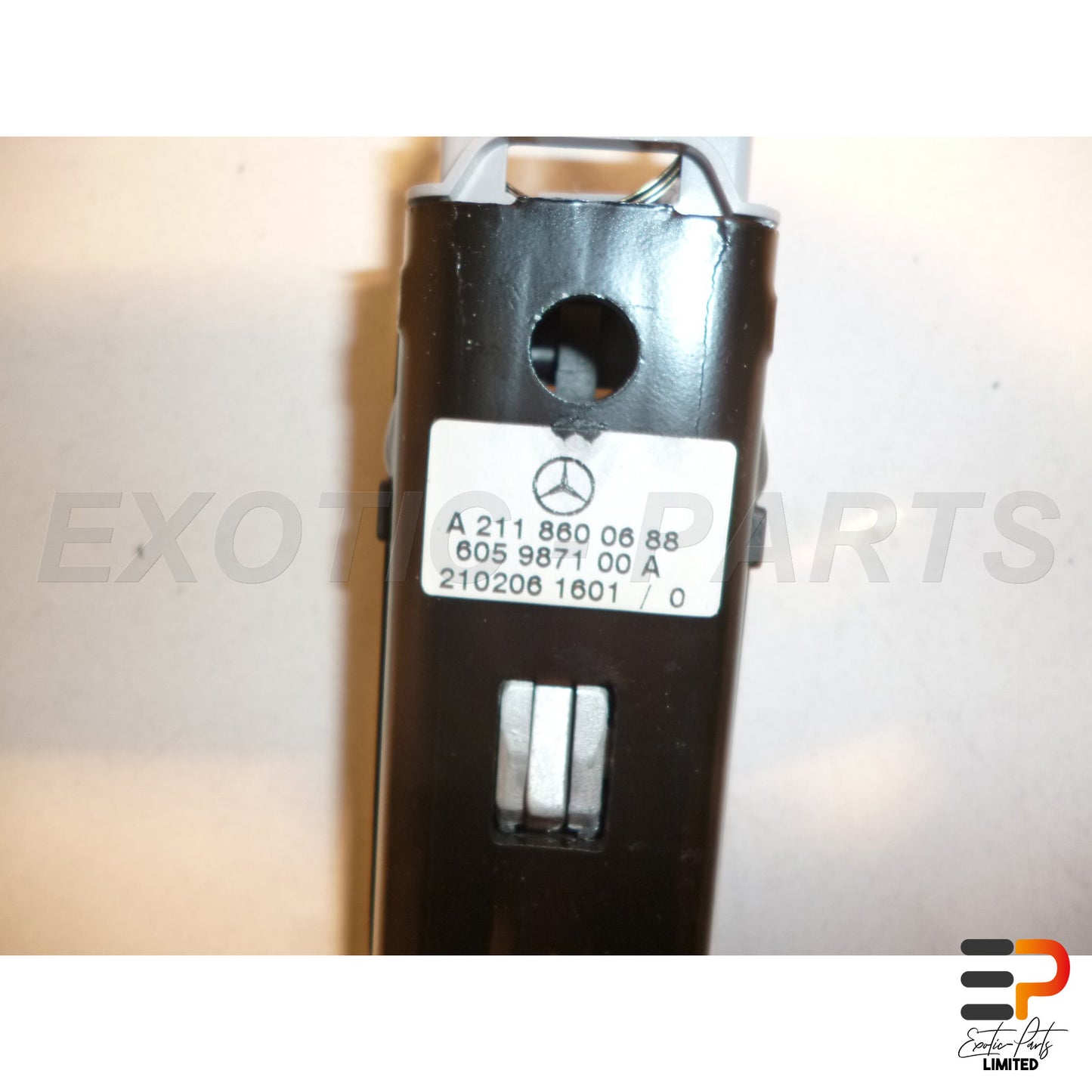 Mercedes Benz E320 T CDI Avantgarde W211 Safety Belt Adjuster A2118600688 Front picture 3