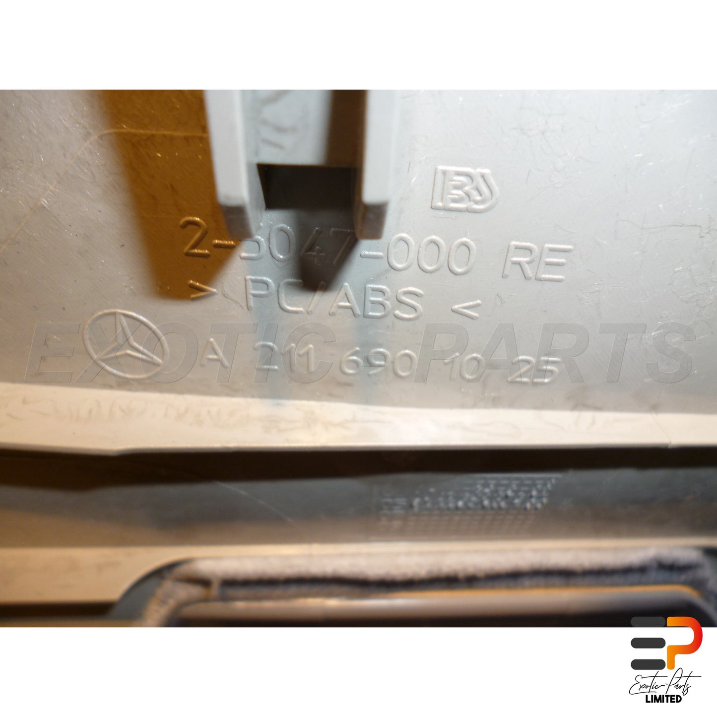Mercedes Benz E320 T CDI Avantgarde W211 Trim C-Pillar A2116901025 Right picture 4