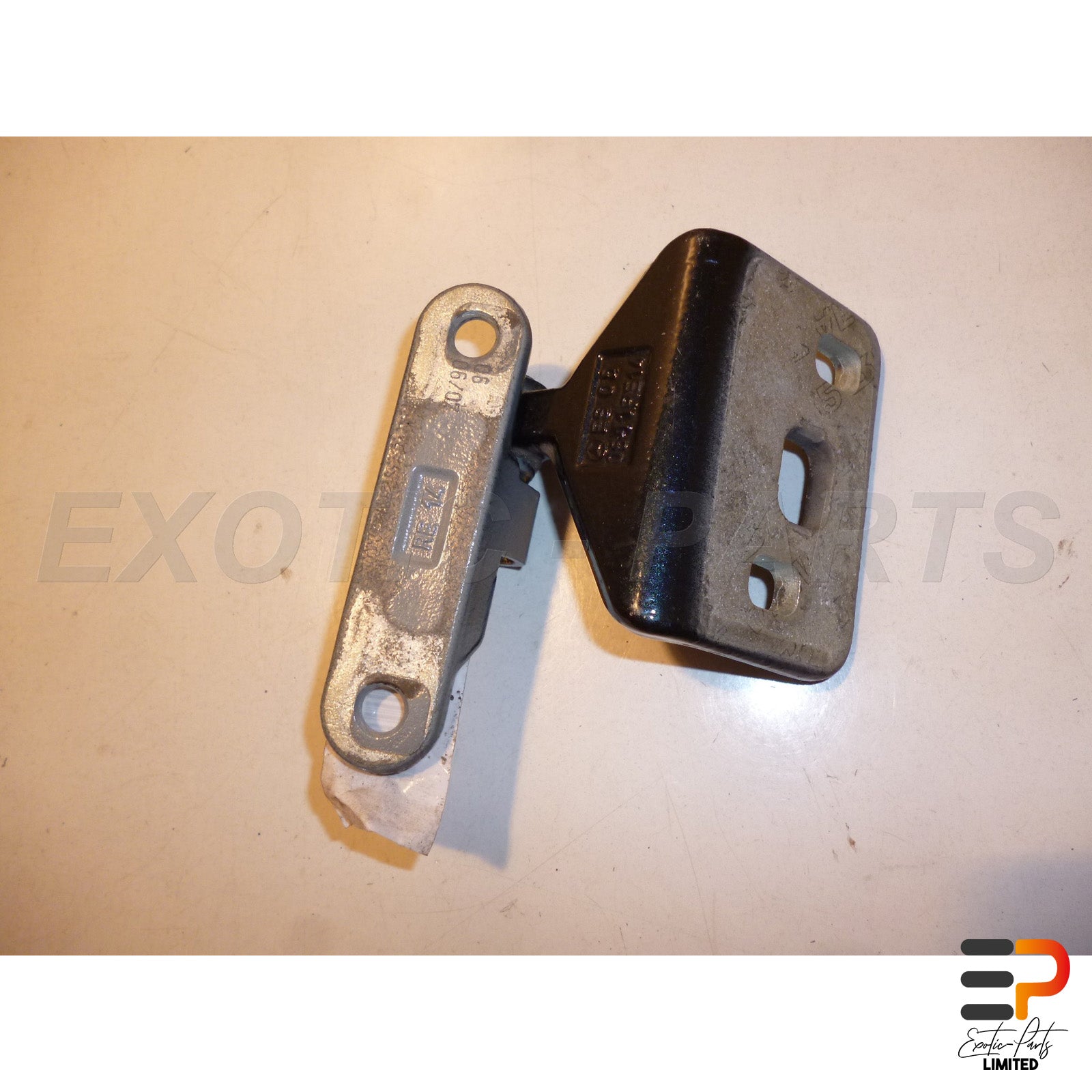 Mercedes Benz E320 T CDI Avantgarde W211 Hinge picture 2